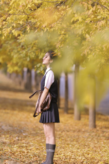 年轻女老师在线观看